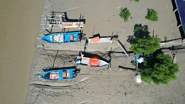 Kuching, Sarawak, Malezya 'daki geleneksel bir balıkçı köyünün hava manzarası