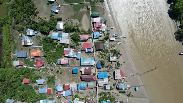 Kuching, Sarawak, Malezya 'daki geleneksel bir balıkçı köyünün hava manzarası