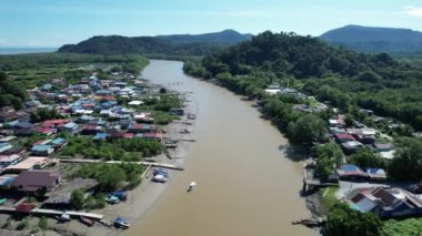 Kuching, Sarawak, Malezya 'daki geleneksel bir balıkçı köyünün hava manzarası