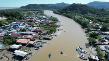 Kuching, Sarawak, Malezya 'daki geleneksel bir balıkçı köyünün hava manzarası