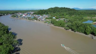 Kuching, Sarawak, Malezya 'daki geleneksel bir balıkçı köyünün hava manzarası