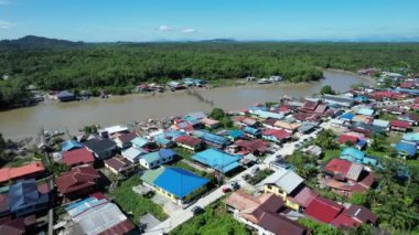 Kuching, Sarawak, Malezya 'daki geleneksel bir balıkçı köyünün hava manzarası