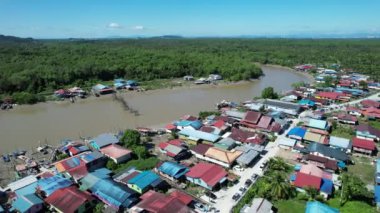 Kuching, Sarawak, Malezya 'daki geleneksel bir balıkçı köyünün hava manzarası