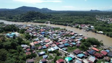 Kuching, Sarawak, Malezya 'daki geleneksel bir balıkçı köyünün hava manzarası