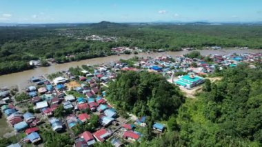 Kuching, Sarawak, Malezya 'daki geleneksel bir balıkçı köyünün hava manzarası