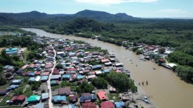 Kuching, Sarawak, Malezya 'daki geleneksel bir balıkçı köyünün hava manzarası