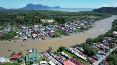 Kuching, Sarawak, Malezya 'daki geleneksel bir balıkçı köyünün hava manzarası