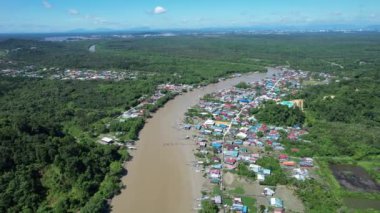 Kuching, Sarawak, Malezya 'daki geleneksel bir balıkçı köyünün hava manzarası