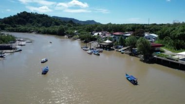 Kuching, Sarawak, Malezya 'daki geleneksel bir balıkçı köyünün hava manzarası