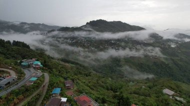 Yağmur Ormanları Dağı Vadisi üzerindeki Bulut Denizi 'nin Havadan Görünümü