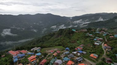 Yağmur Ormanları Dağı Vadisi üzerindeki Bulut Denizi 'nin Havadan Görünümü