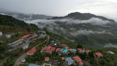Yağmur Ormanları Dağı Vadisi üzerindeki Bulut Denizi 'nin Havadan Görünümü