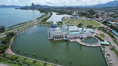 Kota Kinabalu, Malezya 30 Mayıs 2024: Kota Kinabalu 'nun Yüzen Camisi