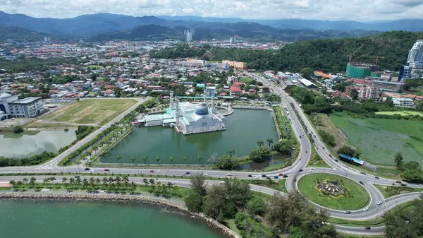 Kota Kinabalu, Malezya 30 Mayıs 2024: Kota Kinabalu 'nun Yüzen Camisi