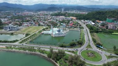 Kota Kinabalu, Malezya 30 Mayıs 2024: Kota Kinabalu 'nun Yüzen Camisi