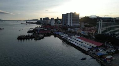 Kota Kinabalu, Malezya 30 Mayıs 2024: Kota Kinabalu Şehir Merkezi Rıhtımı