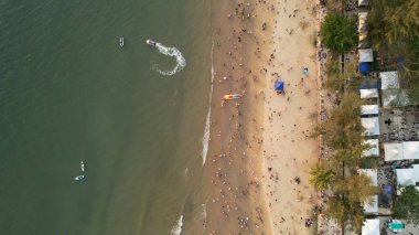 Kota Kinabalu, Malezya 30 Mayıs 2024: Gün batımında Tanjung Aru Sahili