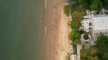 Kota Kinabalu, Malezya 30 Mayıs 2024: Gün batımında Tanjung Aru Sahili