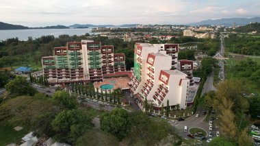 Kota Kinabalu, Malezya 30 Mayıs 2024: Gün batımında Tanjung Aru Sahili