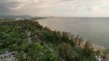 Kota Kinabalu, Malezya 30 Mayıs 2024: Gün batımında Tanjung Aru Sahili