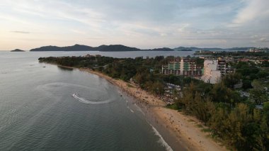 Kota Kinabalu, Malezya 30 Mayıs 2024: Gün batımında Tanjung Aru Sahili