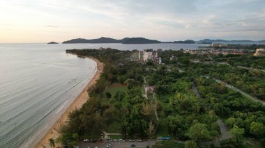 Kota Kinabalu, Malezya 30 Mayıs 2024: Gün batımında Tanjung Aru Sahili