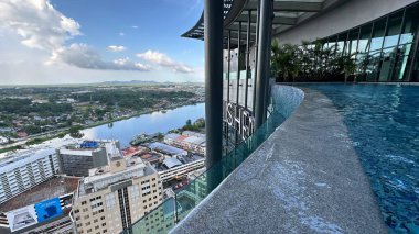 Kuching, Malezya - 16 Haziran 2024: Sonsuzluk Havuzu Arasındaki Kuching Skyline Görünümü