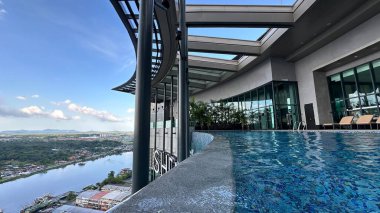 Kuching, Malezya - 16 Haziran 2024: Sonsuzluk Havuzu Arasındaki Kuching Skyline Görünümü