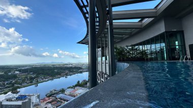 Kuching, Malezya - 16 Haziran 2024: Sonsuzluk Havuzu Arasındaki Kuching Skyline Görünümü