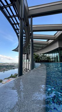 Kuching, Malezya - 16 Haziran 2024: Sonsuzluk Havuzu Arasındaki Kuching Skyline Görünümü