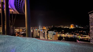 Kuching, Malezya - 16 Haziran 2024: Sonsuzluk Havuzu Arasındaki Kuching Skyline Görünümü