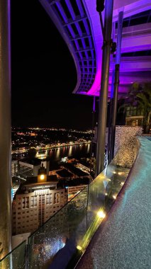 Kuching, Malezya - 16 Haziran 2024: Sonsuzluk Havuzu Arasındaki Kuching Skyline Görünümü