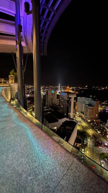 Kuching, Malezya - 16 Haziran 2024: Sonsuzluk Havuzu Arasındaki Kuching Skyline Görünümü