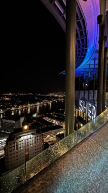 Kuching, Malezya - 16 Haziran 2024: Sonsuzluk Havuzu Arasındaki Kuching Skyline Görünümü