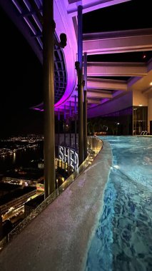 Kuching, Malezya - 16 Haziran 2024: Sonsuzluk Havuzu Arasındaki Kuching Skyline Görünümü