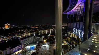 Kuching, Malezya - 16 Haziran 2024: Sonsuzluk Havuzu Arasındaki Kuching Skyline Görünümü