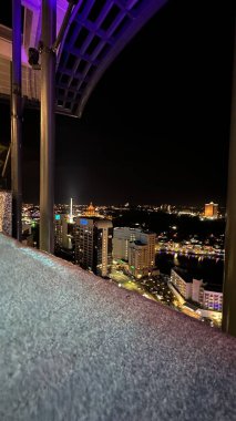 Kuching, Malezya - 16 Haziran 2024: Sonsuzluk Havuzu Arasındaki Kuching Skyline Görünümü