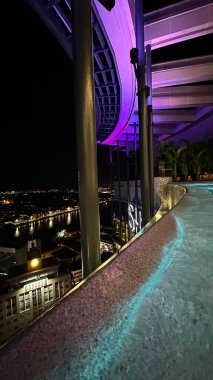 Kuching, Malezya - 16 Haziran 2024: Sonsuzluk Havuzu Arasındaki Kuching Skyline Görünümü