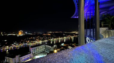 Kuching, Malezya - 16 Haziran 2024: Sonsuzluk Havuzu Arasındaki Kuching Skyline Görünümü