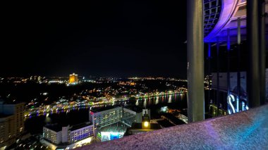 Kuching, Malezya - 16 Haziran 2024: Sonsuzluk Havuzu Arasındaki Kuching Skyline Görünümü