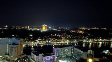 Kuching, Malezya - 16 Haziran 2024: Sonsuzluk Havuzu Arasındaki Kuching Skyline Görünümü