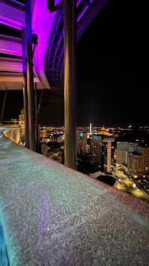 Kuching, Malezya - 16 Haziran 2024: Sonsuzluk Havuzu Arasındaki Kuching Skyline Görünümü