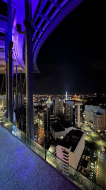 Kuching, Malezya - 16 Haziran 2024: Sonsuzluk Havuzu Arasındaki Kuching Skyline Görünümü