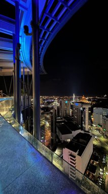 Kuching, Malezya - 16 Haziran 2024: Sonsuzluk Havuzu Arasındaki Kuching Skyline Görünümü