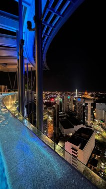 Kuching, Malezya - 16 Haziran 2024: Sonsuzluk Havuzu Arasındaki Kuching Skyline Görünümü