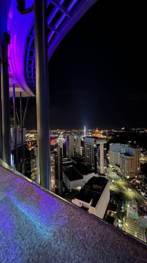 Kuching, Malezya - 16 Haziran 2024: Sonsuzluk Havuzu Arasındaki Kuching Skyline Görünümü