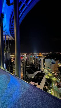 Kuching, Malezya - 16 Haziran 2024: Sonsuzluk Havuzu Arasındaki Kuching Skyline Görünümü