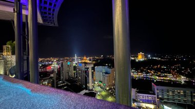 Kuching, Malezya - 16 Haziran 2024: Sonsuzluk Havuzu Arasındaki Kuching Skyline Görünümü