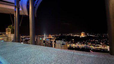 Kuching, Malezya - 16 Haziran 2024: Sonsuzluk Havuzu Arasındaki Kuching Skyline Görünümü