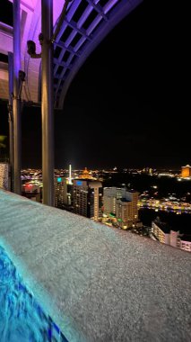 Kuching, Malezya - 16 Haziran 2024: Sonsuzluk Havuzu Arasındaki Kuching Skyline Görünümü